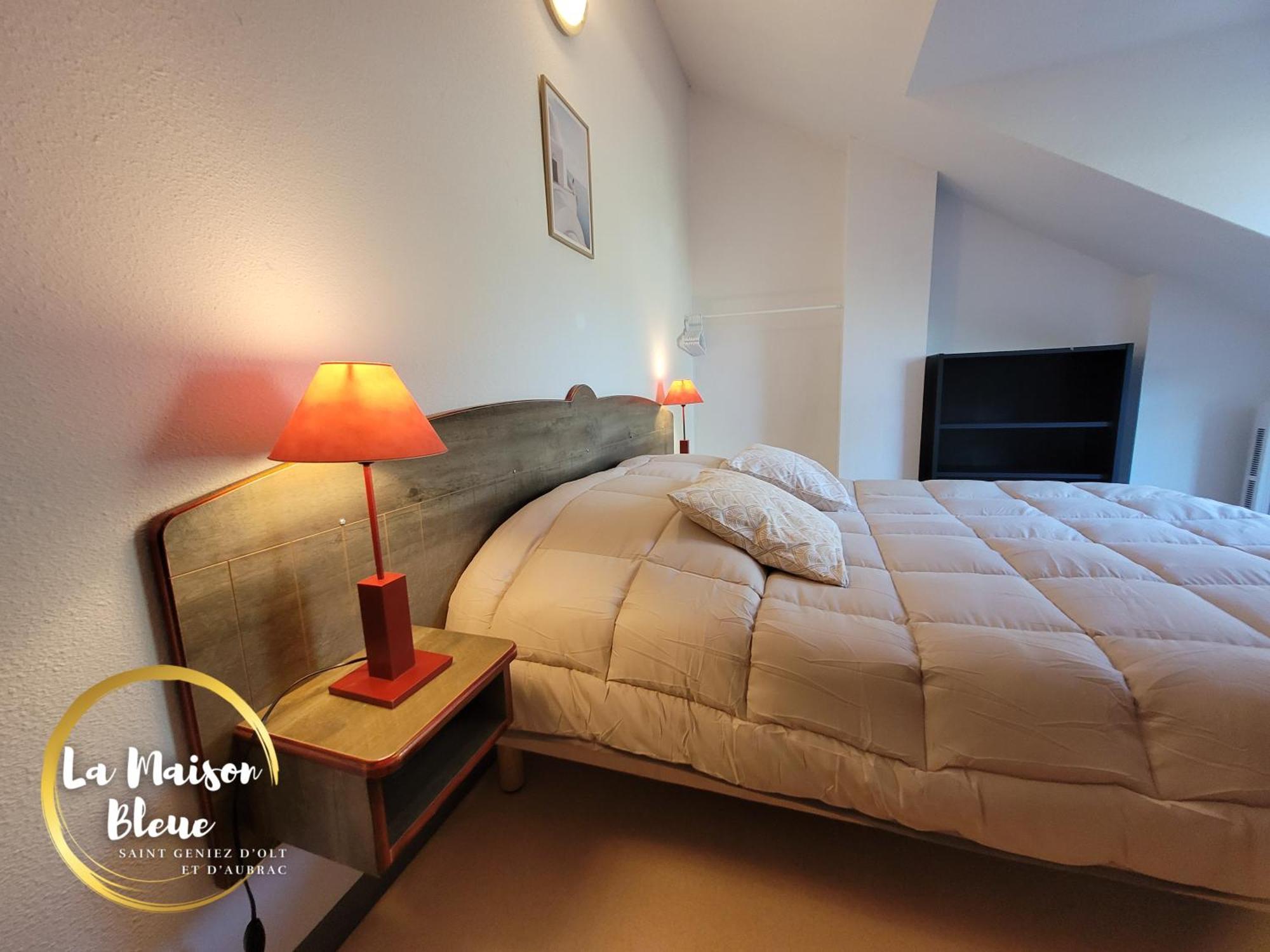 La Maison Bleue, Village Vacances, Piscine, Parking Saint-Geniez-dʼOlt エクステリア 写真