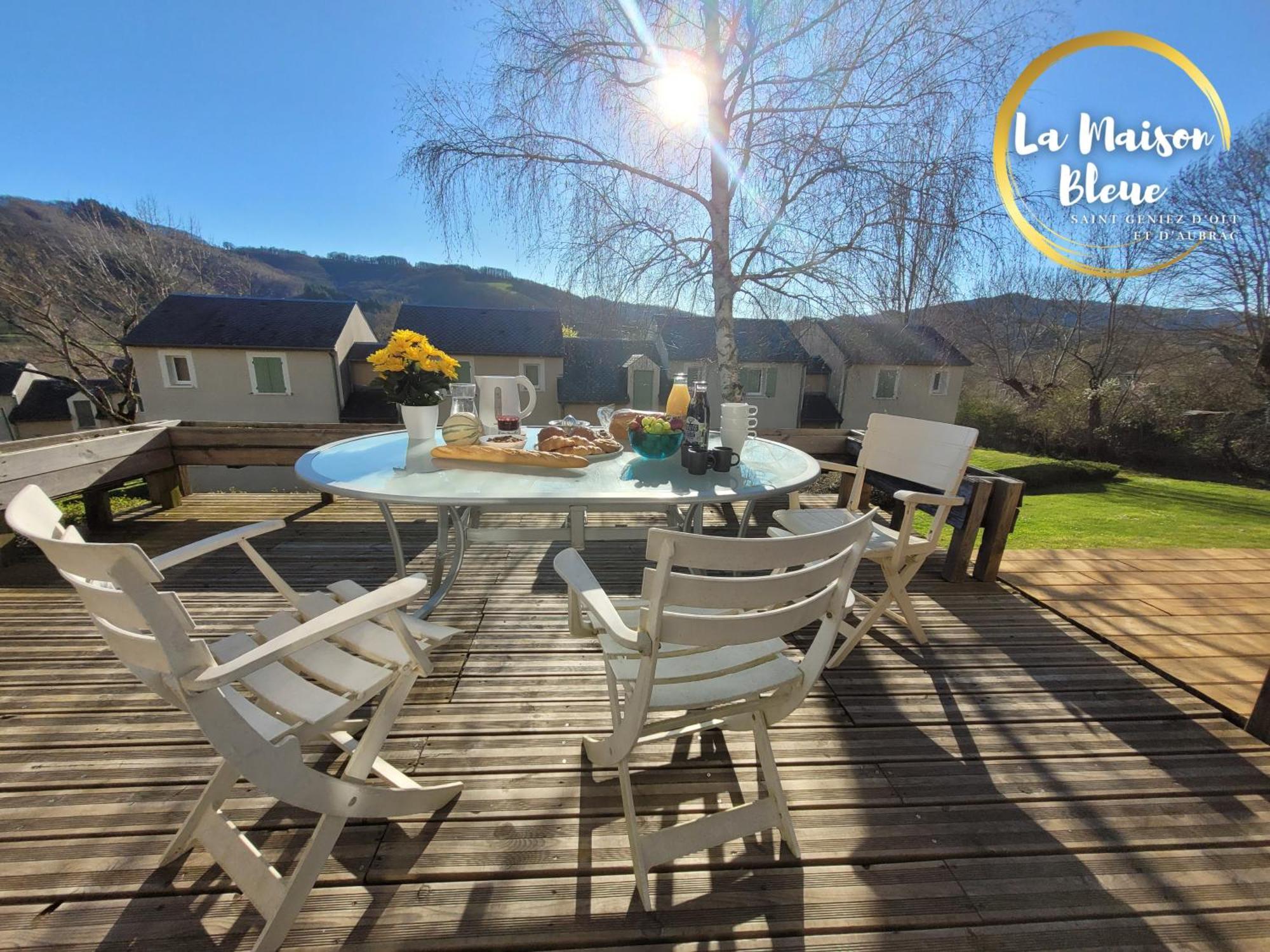 La Maison Bleue, Village Vacances, Piscine, Parking Saint-Geniez-dʼOlt エクステリア 写真